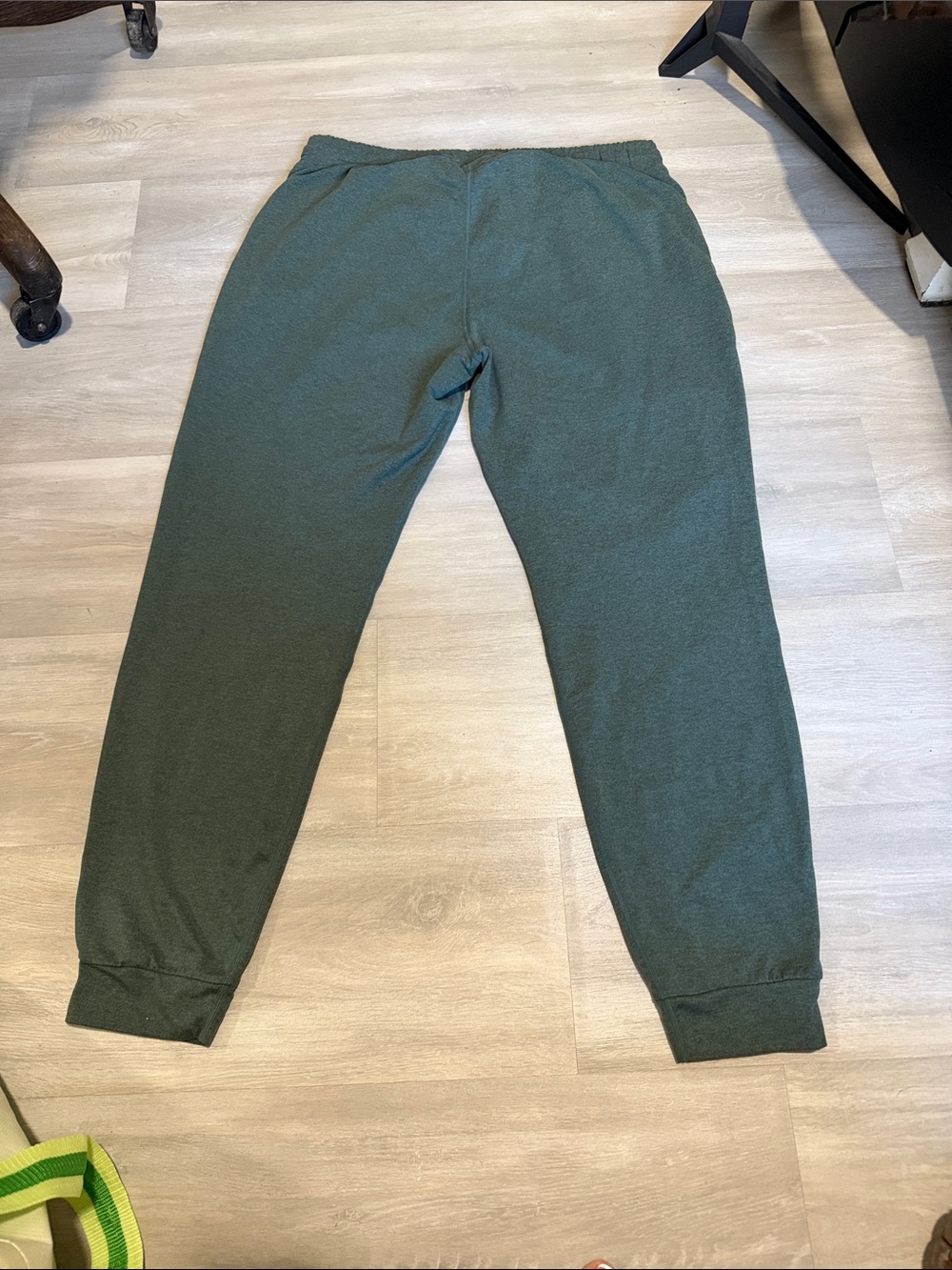 Vuori Men's Olive Green Jogger Sweatpants with Drawstring size large - Picture 4 of 4
